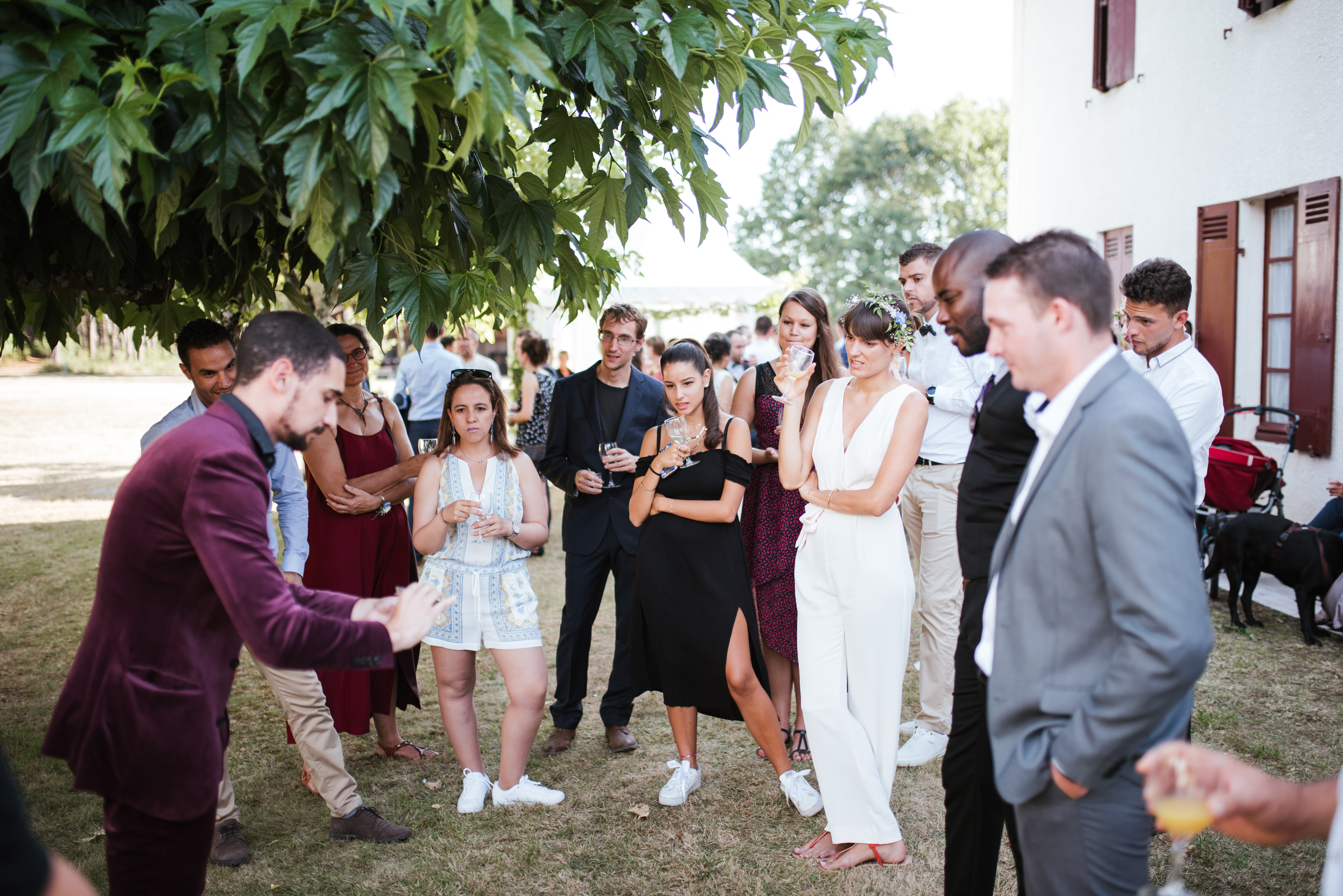 Groupe d'invités émerveillés lors d'un mariage avec Magic Flo